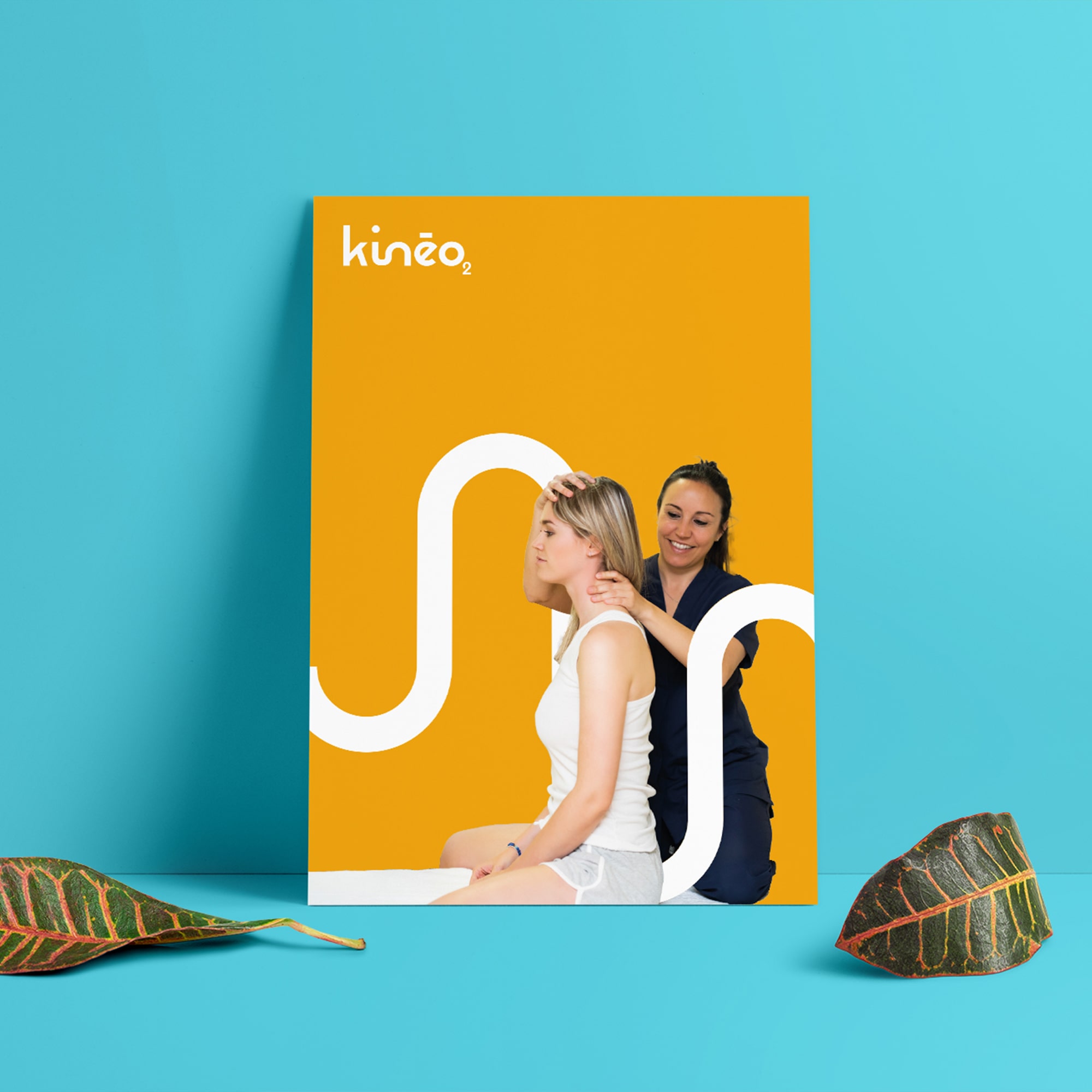 Affiche de communication imprimée pour les cabinets de kiné Kinéau et Kinéo2. On y voit une kinésithérapeute faisant des exercices avec une patiente ainsi q'un motif créé pour l'identité graphique.